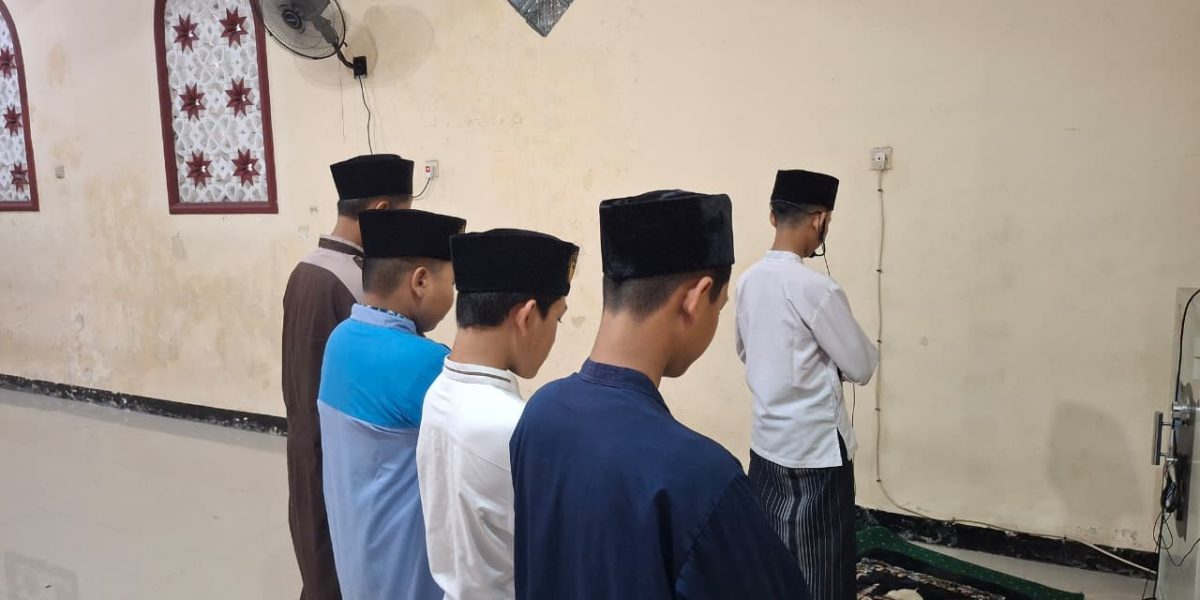 Membangunkan Jiwa di Kegelapan Malam: Santri Boarding M7 Rutin Jalani Tahajud