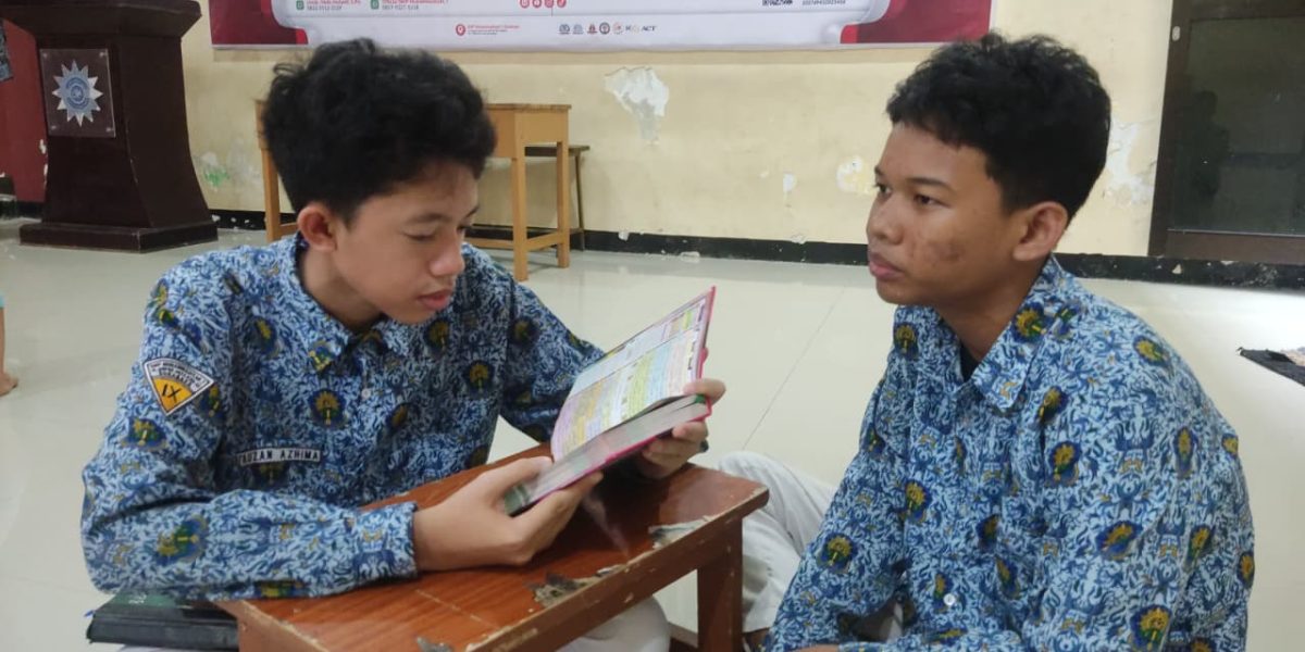 Jejak Generasi Qur’ani: Tradisi Saling Sima’ Siswa Takhassus SMP Muhammadiyah 7 Surabaya Bangun Karakter Pemimpin