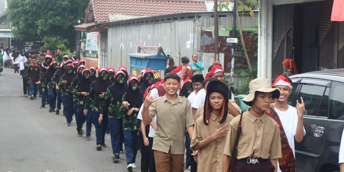 Sinergi Heroik: 621 Siswa SDM 12 & SMPM 7 Surabaya Gelar Pawai Akbar Hari Pahlawan
