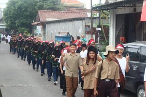 Sinergi Heroik: 621 Siswa SDM 12 & SMPM 7 Surabaya Gelar Pawai Akbar Hari Pahlawan