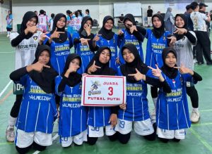 Tim Futsal Putri SMP Muhammadiyah 7 Surabaya Raih Juara 3 di SMAMDA CUP