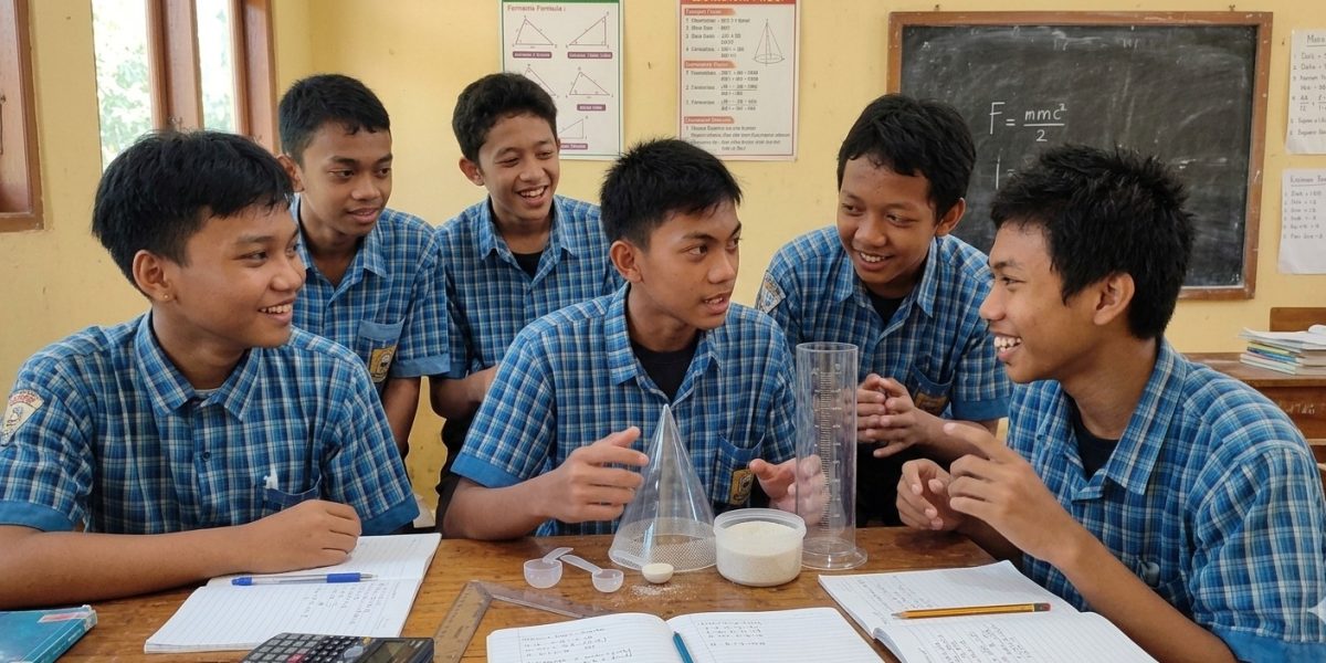 Bukan Sekadar Hafal Rumus, Siswa SMPM 7 Surabaya “Menantang” Logika Archimedes