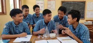 Bukan Sekadar Hafal Rumus, Siswa SMPM 7 Surabaya “Menantang” Logika Archimedes