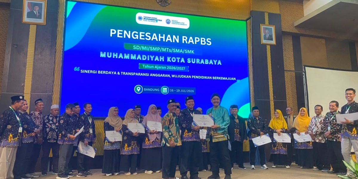 Tembus Level Nasional, Kepala SMP Muhammadiyah 7 Surabaya Sabet Penghargaan Berprestasi di Bandung